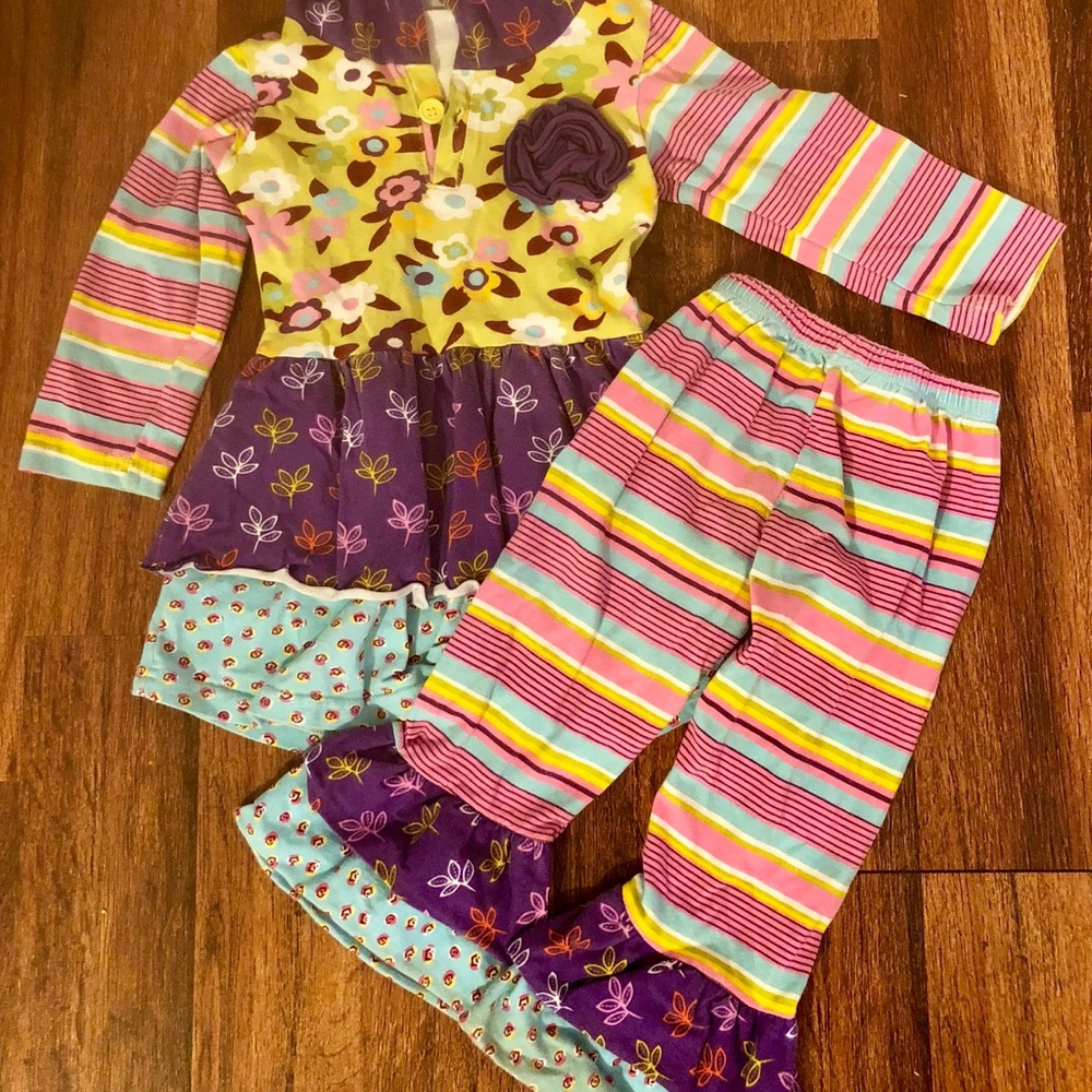 Girlie flowery outfit with ruffles
